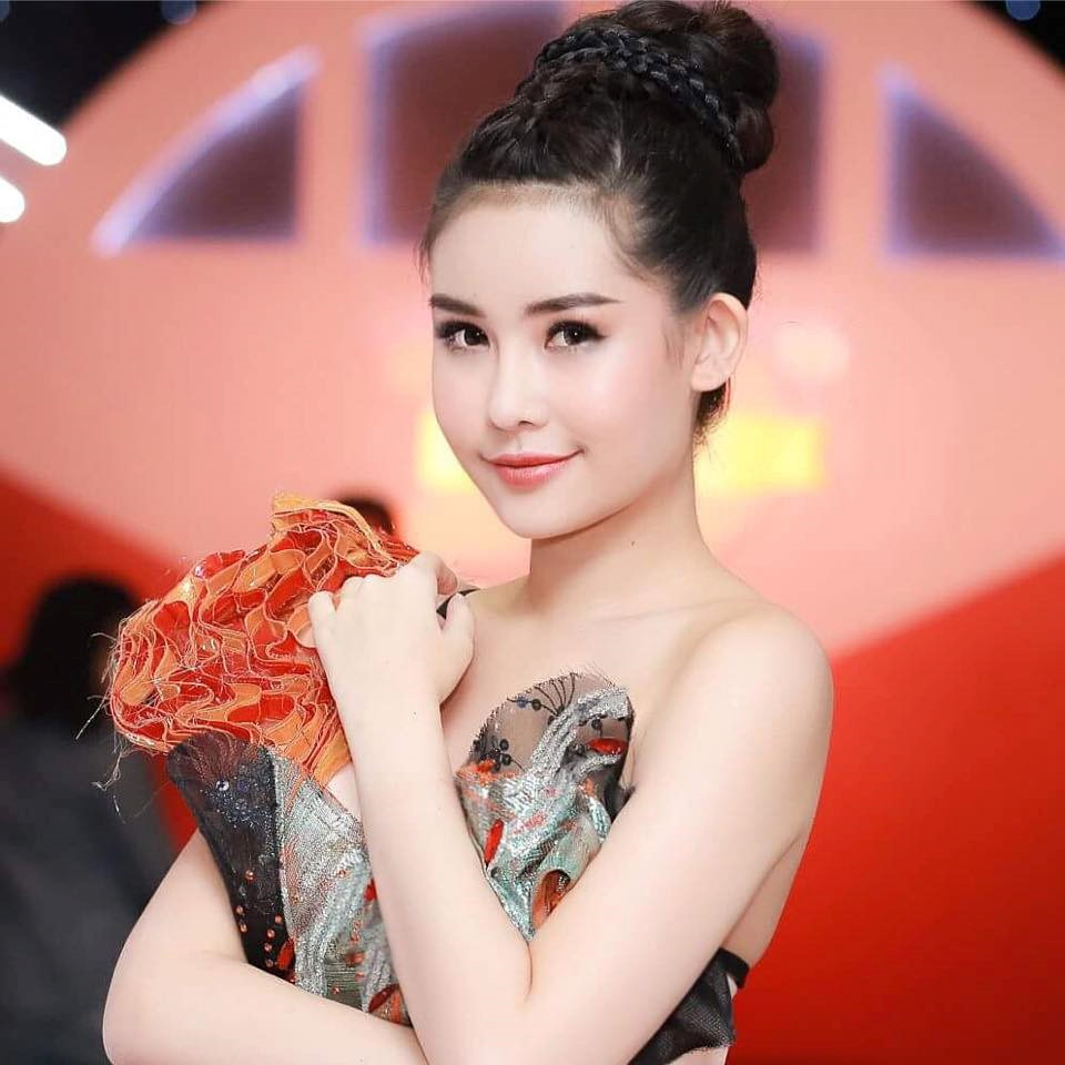 Trăm bức ảnh như một, Lê Âu Ngân Anh bị chê có biểu cảm bất biến